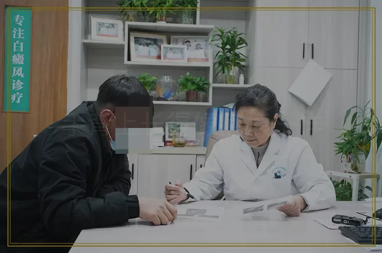 手背上长得像疤痕一样