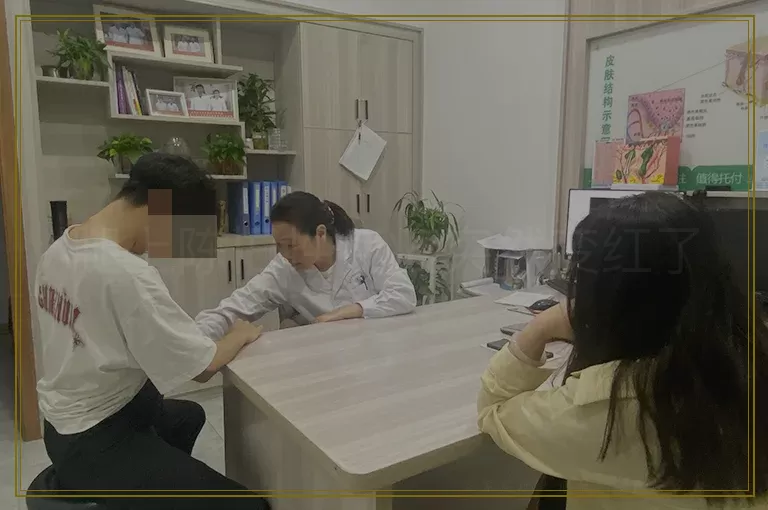 腿上陈旧性疤痕突然变红了