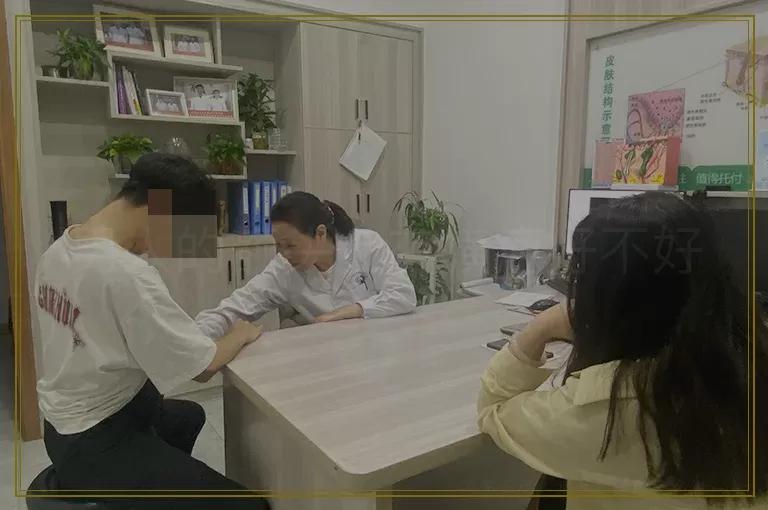 男人的额头上有横疤好不好